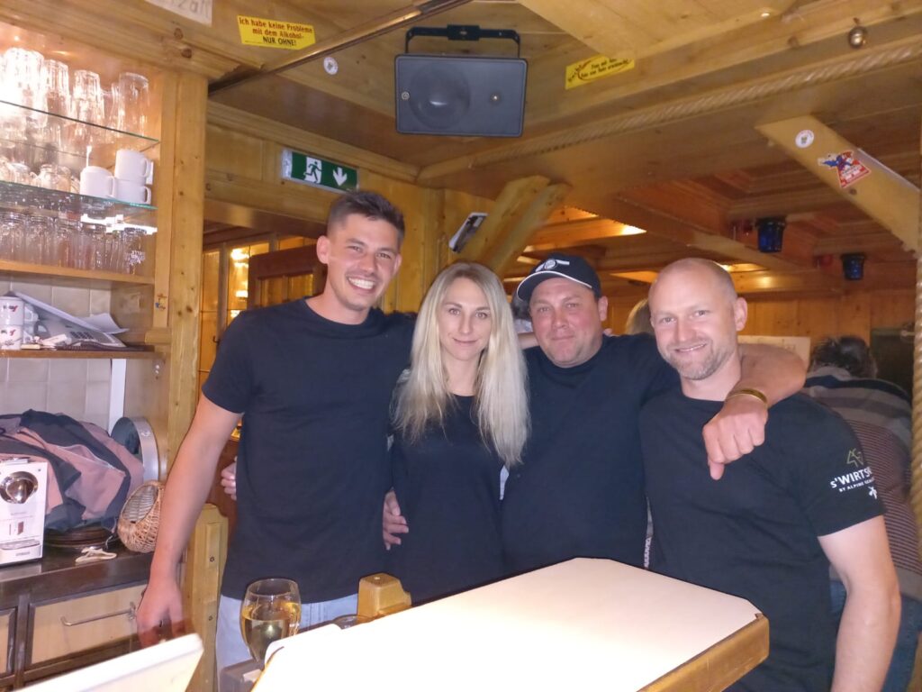Die Wirtsleute - Christine Erhart und Christian Frosch mit Ihrer Mannschaft Die Wirtsleute - Christine Erhart und Christian Frosch mit Ihrer Mannschaft